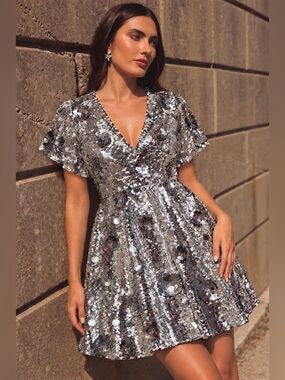 NWT Arose Studio Silver Sequin 3D
Paillette Floral Mini Dress Small
